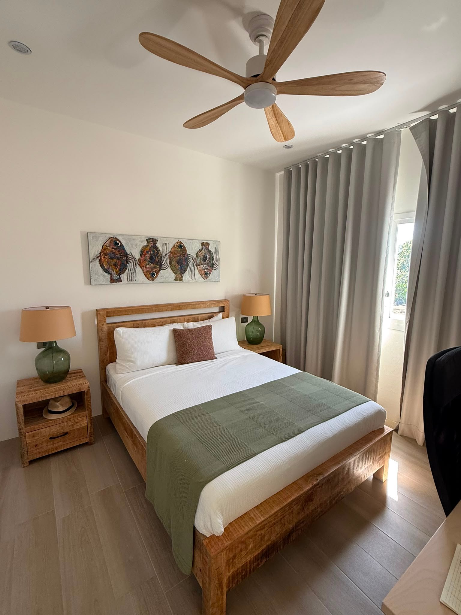 Villa En La Ceiba (16) Dormitorio moderno con cama de madera y ventilador