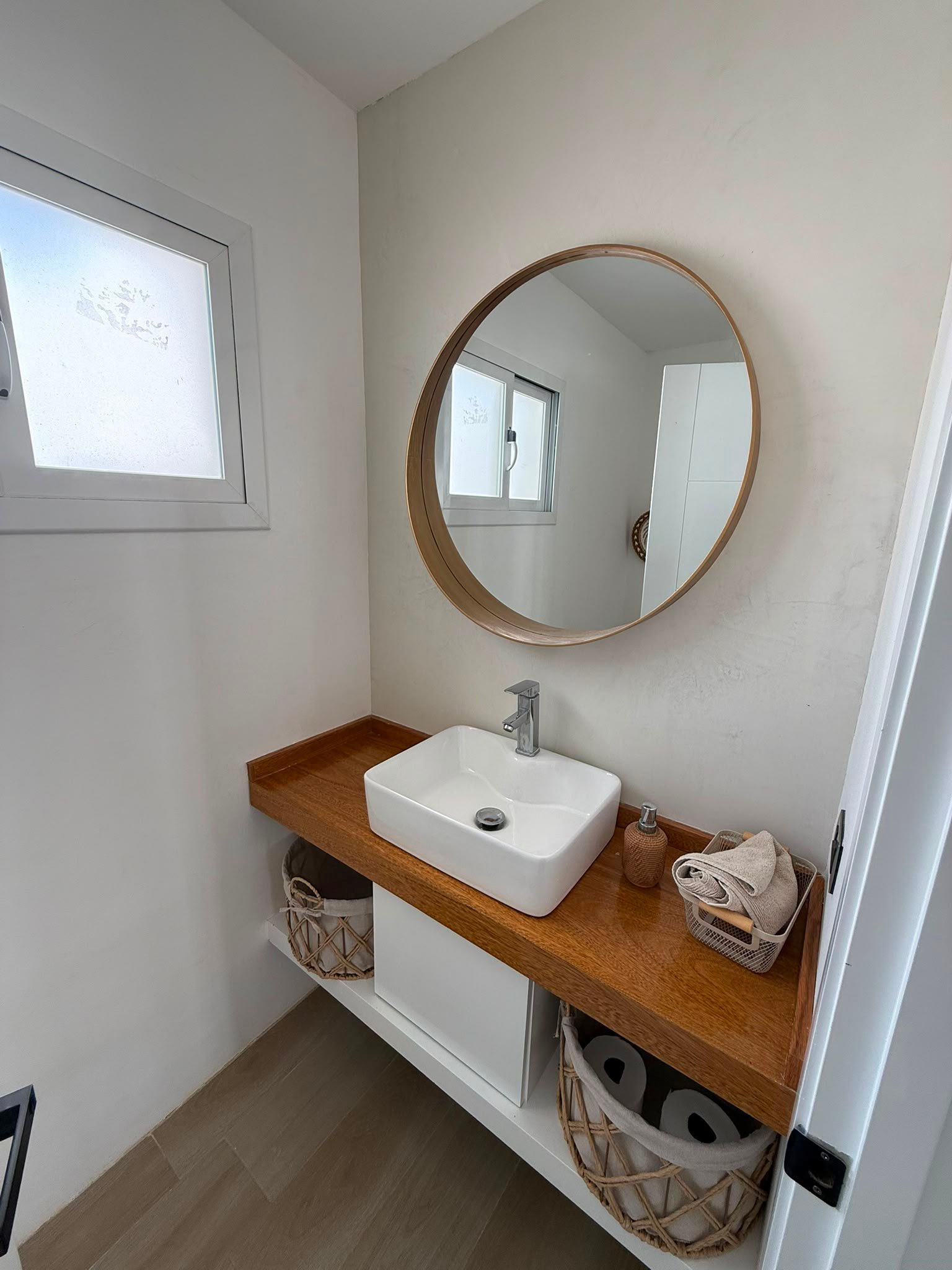Villa En La Ceiba (18) Baño pequeño con lavabo moderno y espejo redondo