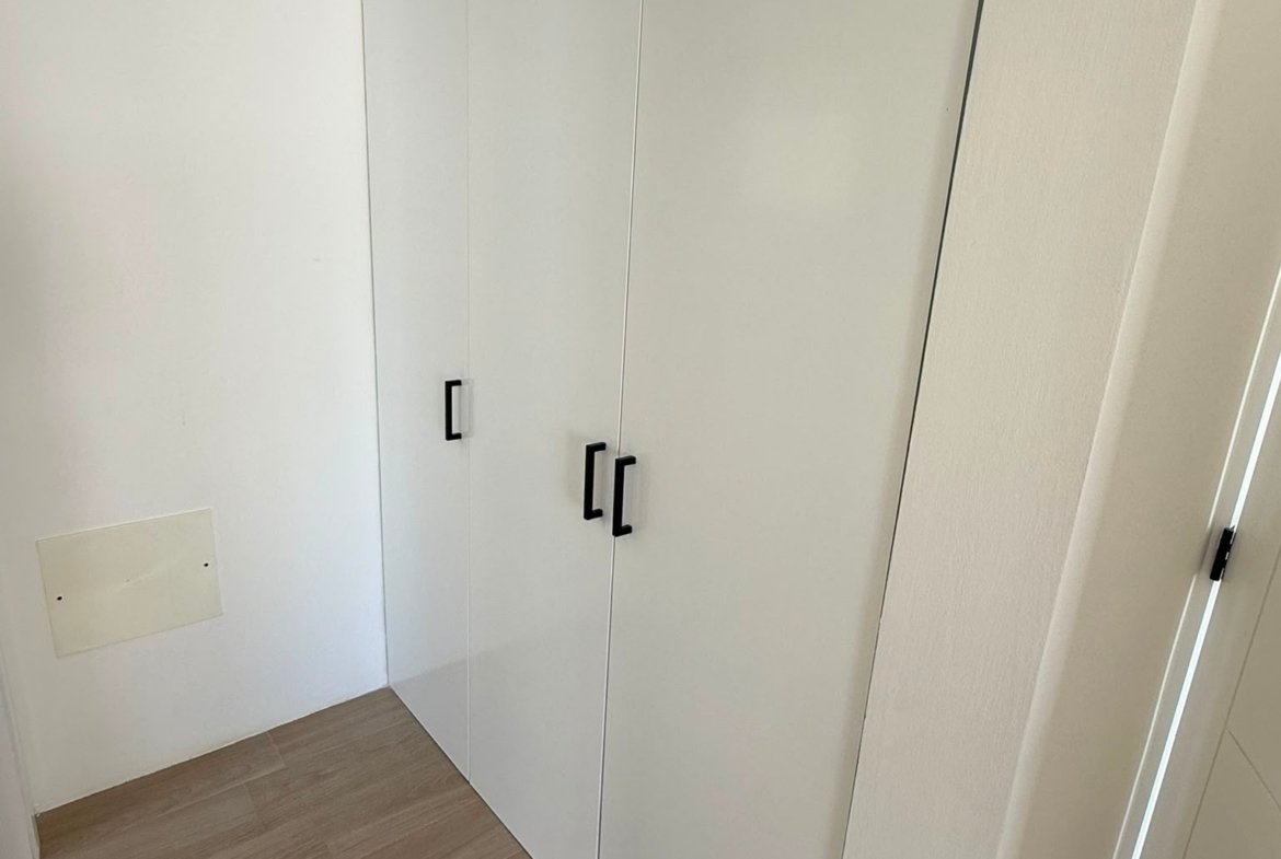 Armario blanco moderno en esquina de habitación