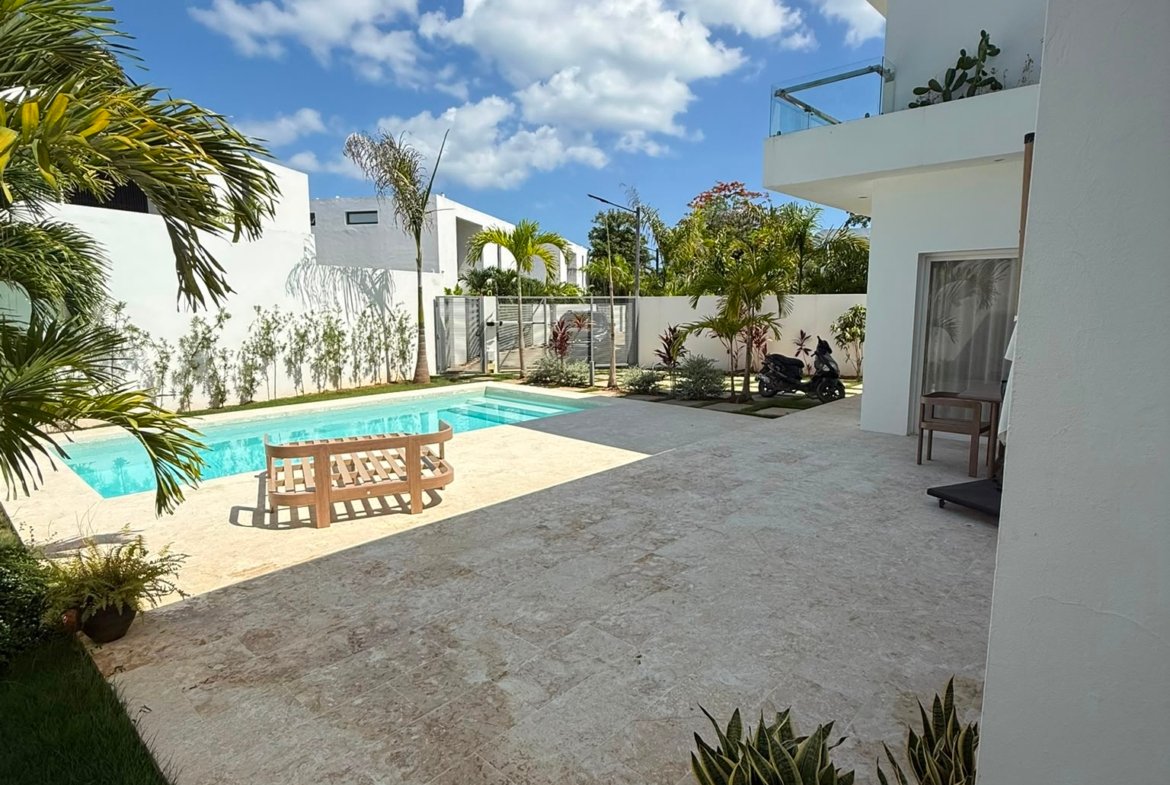 Casa moderna con piscina y jardín tropical