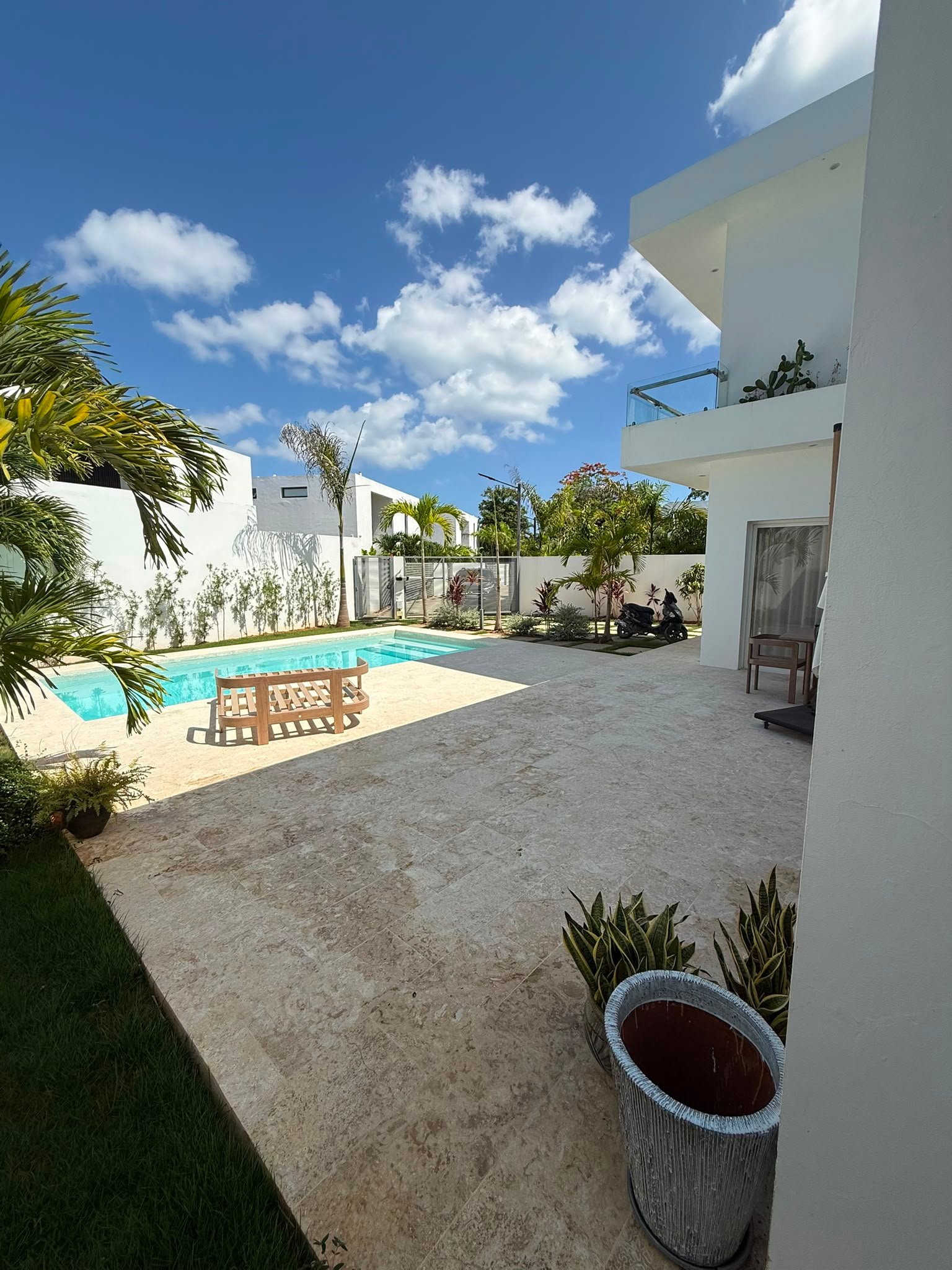 Villa En La Ceiba (2) Casa moderna con piscina y jardín tropical