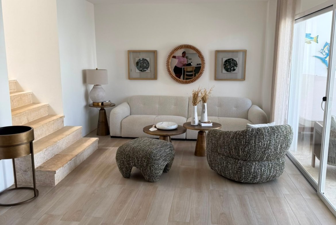 Salón moderno luminoso con sofá y butacas