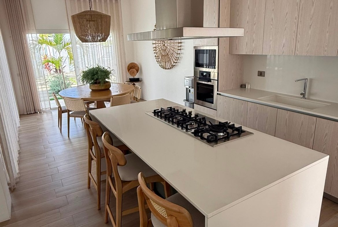 Cocina moderna con isla y comedor luminoso