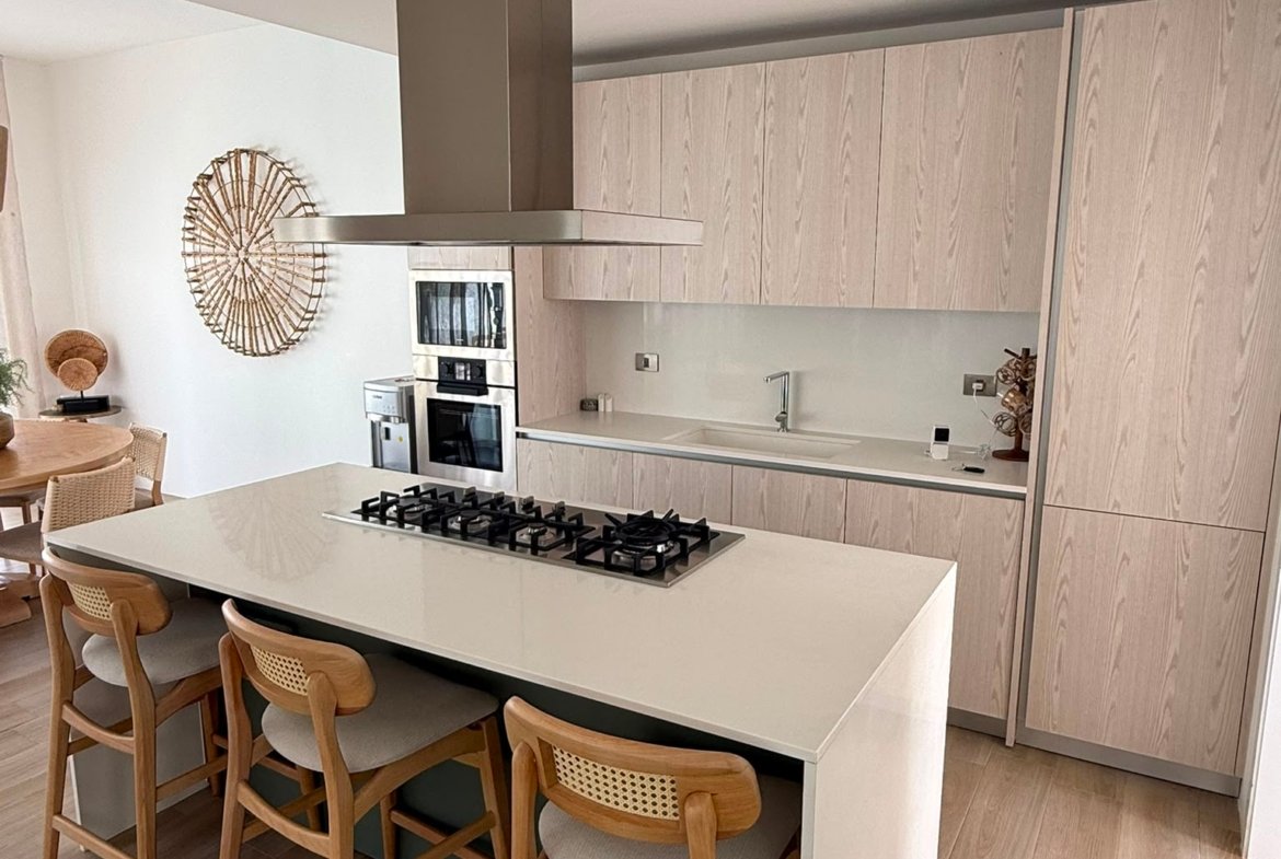 Cocina moderna con isla y muebles de madera