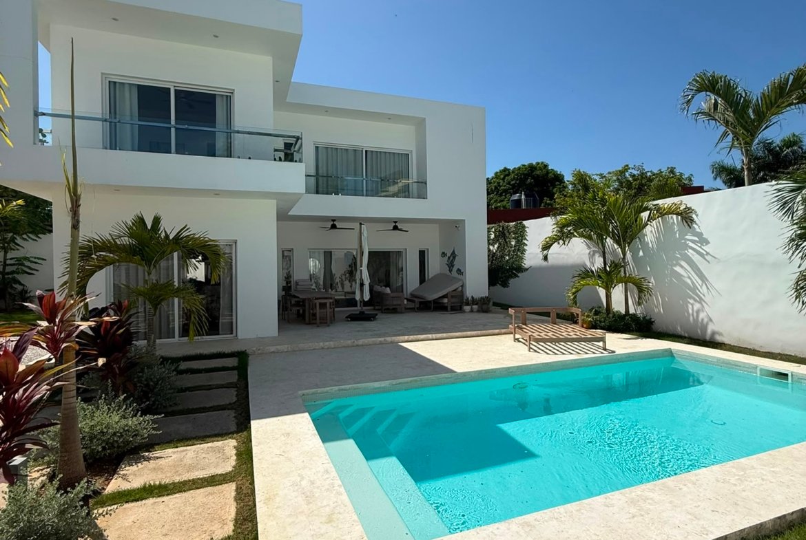 Casa moderna blanca con piscina y jardín
