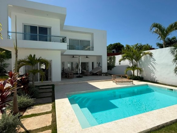 Maison moderne avec piscine et jardin tropical