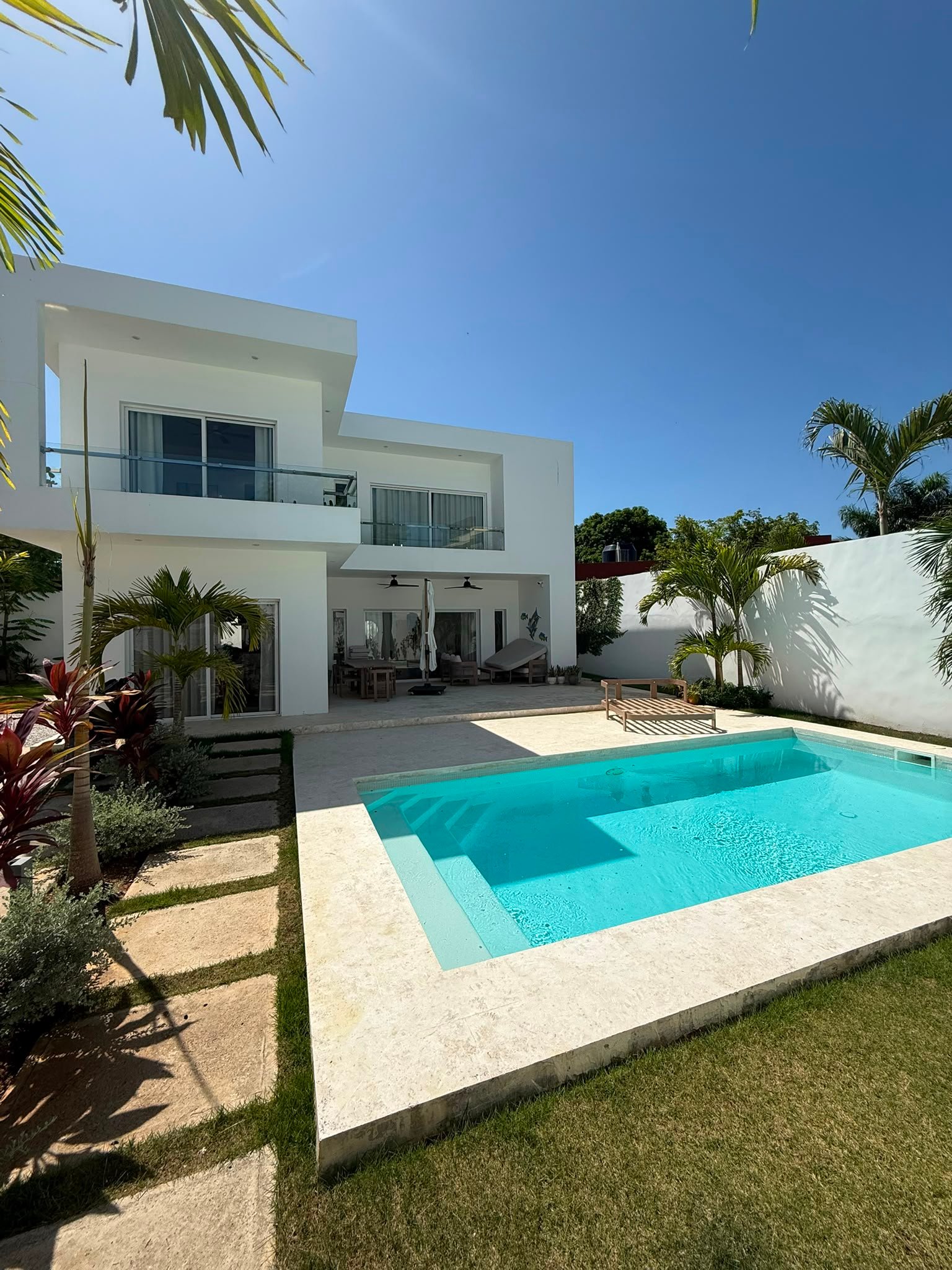 Villa à La Ceiba (6) Maison moderne avec piscine et jardin tropical