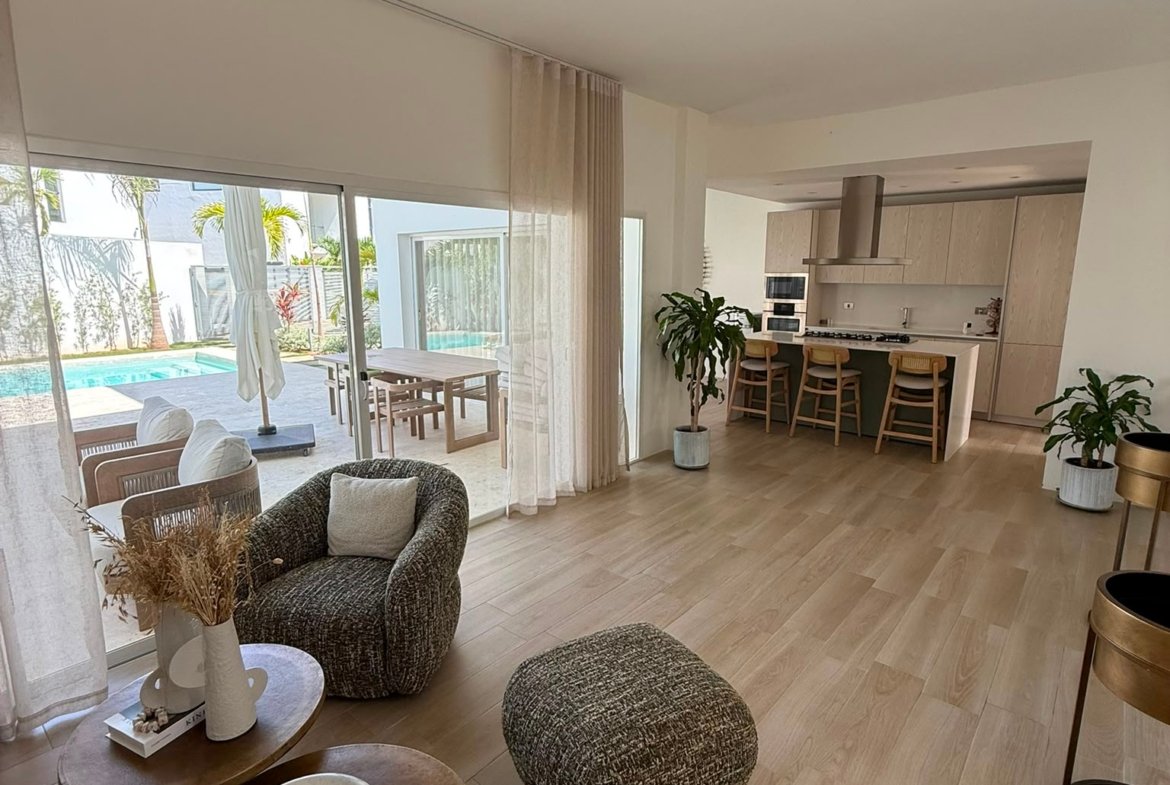 Salón moderno con cocina abierta y piscina exterior