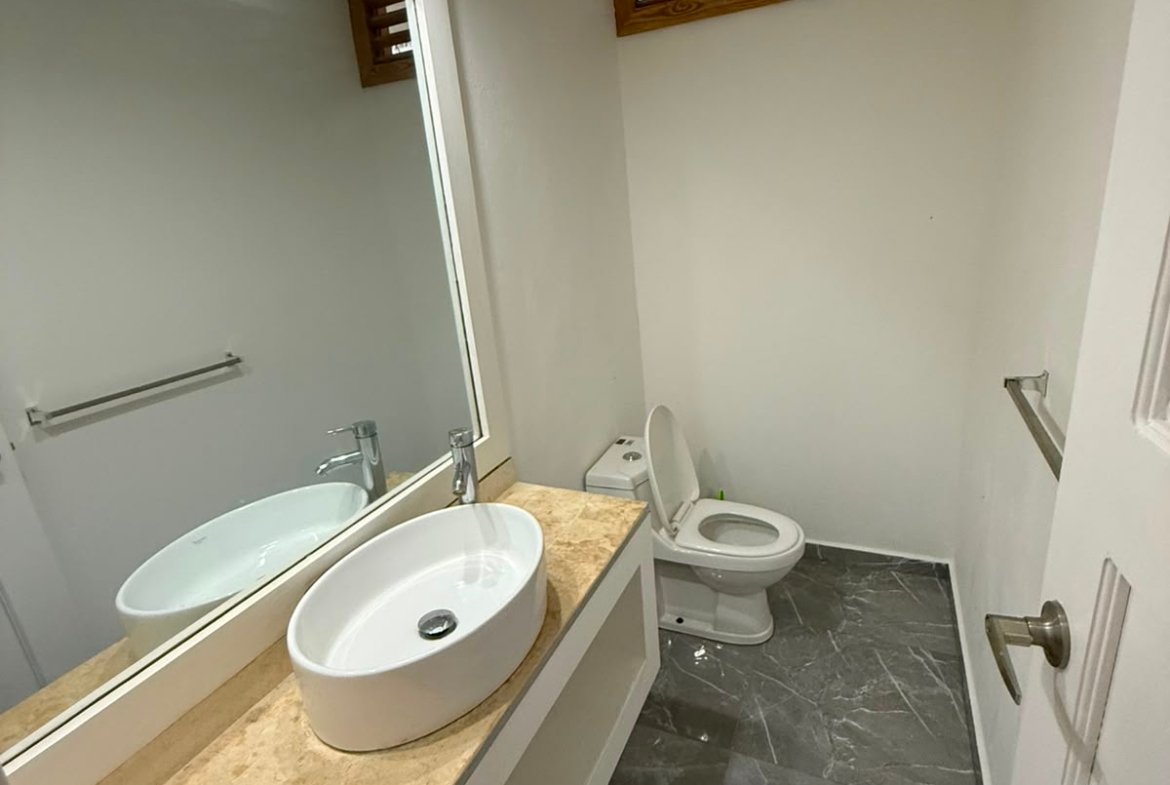 Baño moderno pequeño con lavabo y espejo grande
