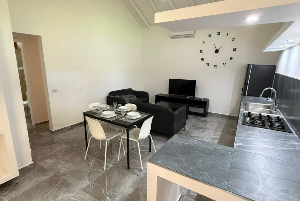 Salón moderno con cocina abierta y comedor
