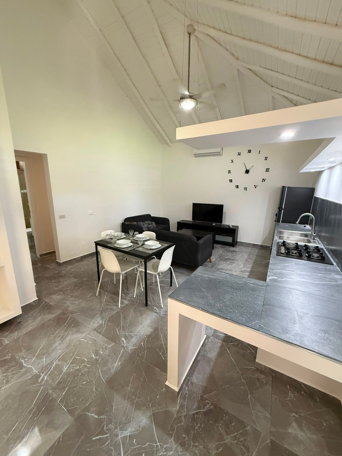Salón moderno con cocina abierta y comedor