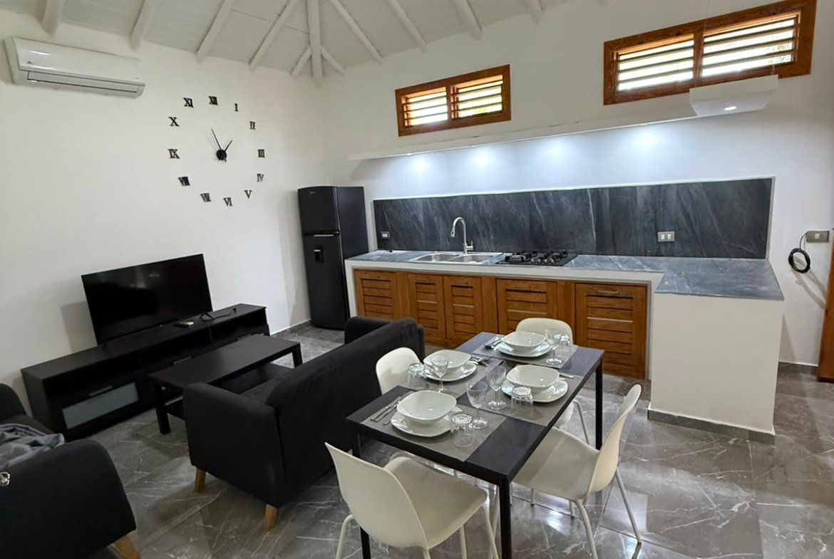 Cocina moderna abierta con comedor y salón
