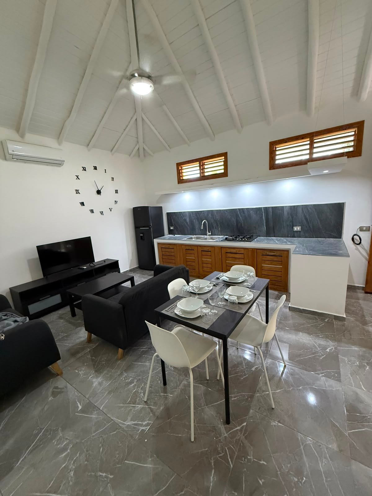 Cocina moderna abierta con comedor y salón