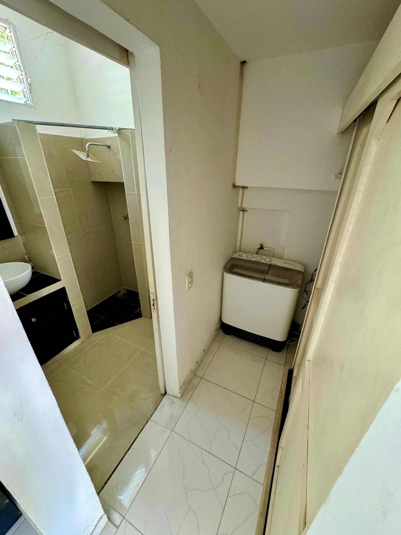 Casita Dentro Una Residencia (1) Lavadora junto a baño con ducha pequeña