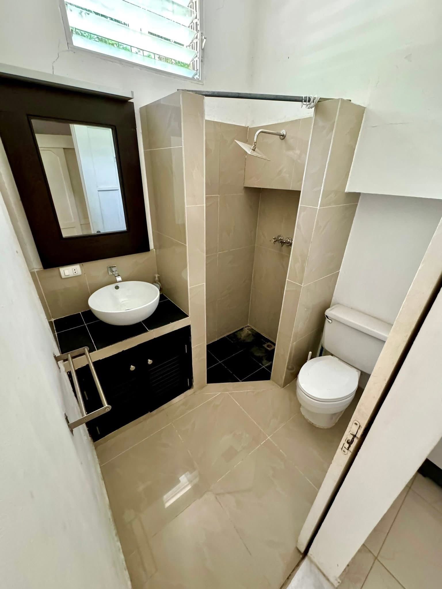 Casita Dentro Una Residencia (10) Baño pequeño con ducha, lavabo y WC modernos