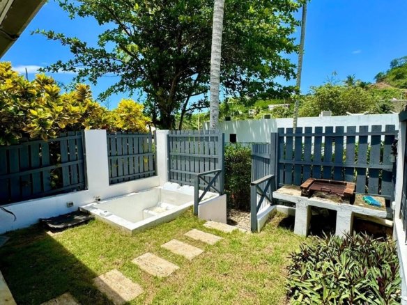 Patio tropical avec palmiers et barbecue