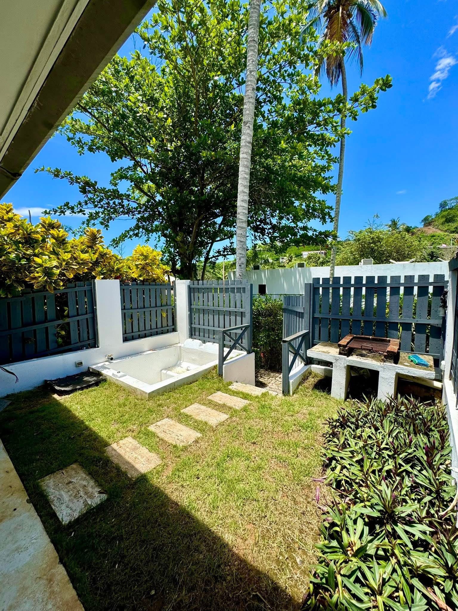 Petite maison dans une résidence (2) Patio tropical avec palmiers et barbecue