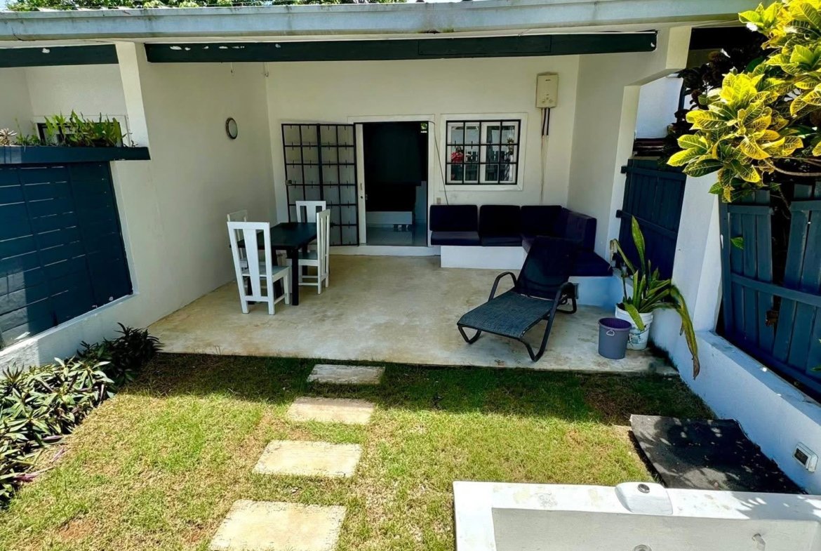 Patio moderno con jardín y mobiliario exterior