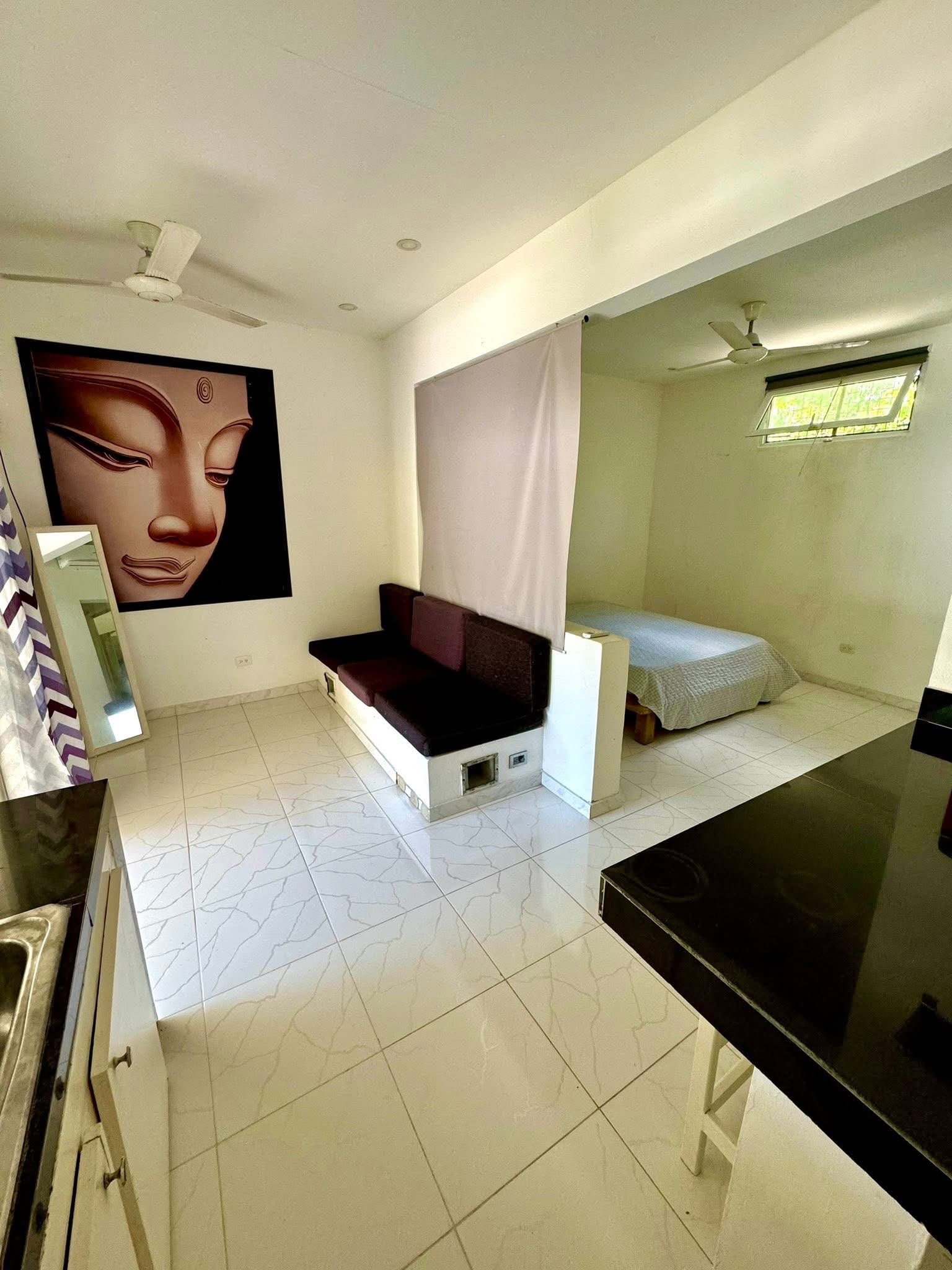 Casita Dentro Una Residencia (6) Estudio luminoso con cama elevada y cuadro budista