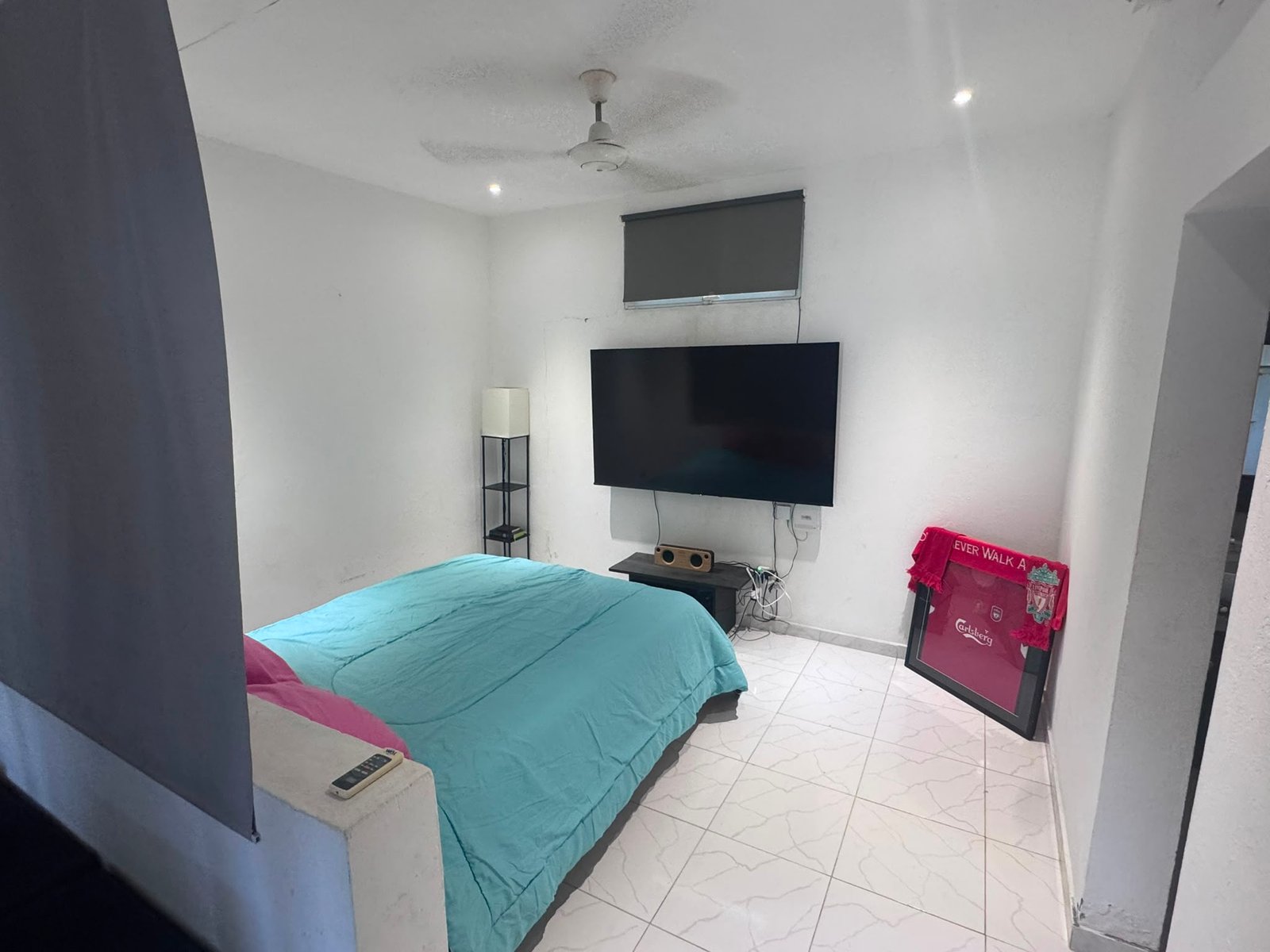 Casita Dentro Una Residencia (7) Dormitorio moderno con televisión y cama turquesa