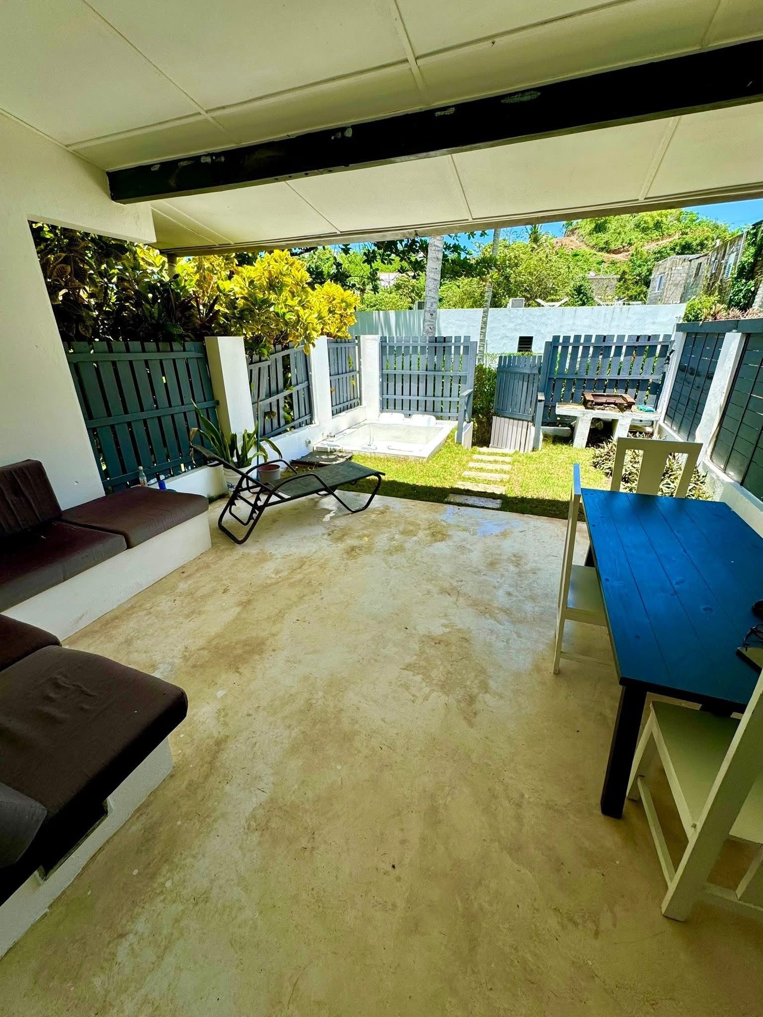 Casita Dentro Una Residencia (9) Patio cubierto con jardín y tumbona