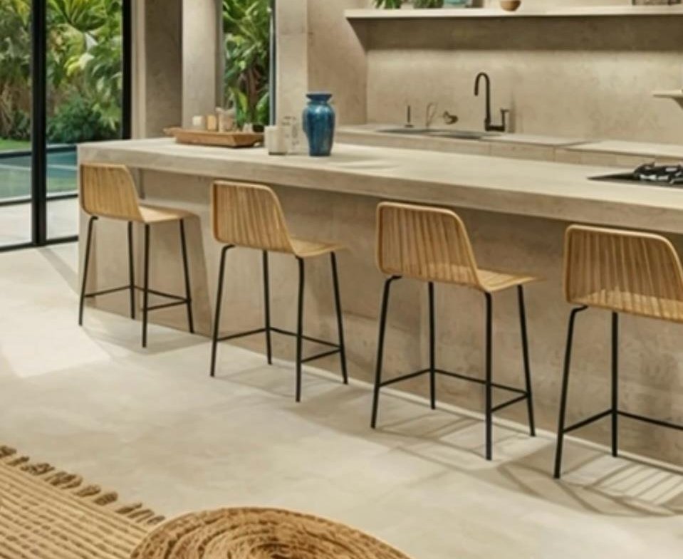 Cocina moderna con isla y taburetes de madera