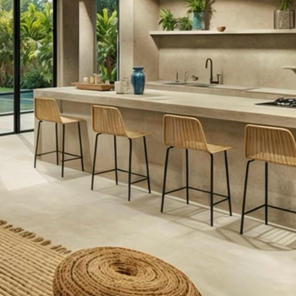 Cocina moderna con isla y taburetes de madera