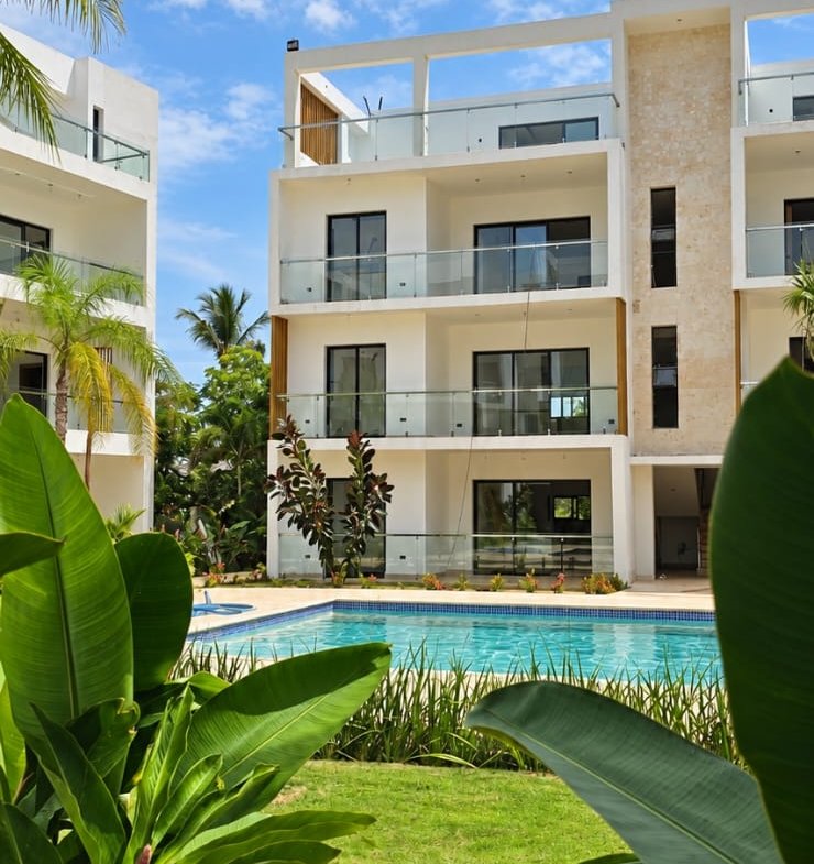Apartamento moderno con piscina y jardines tropicales