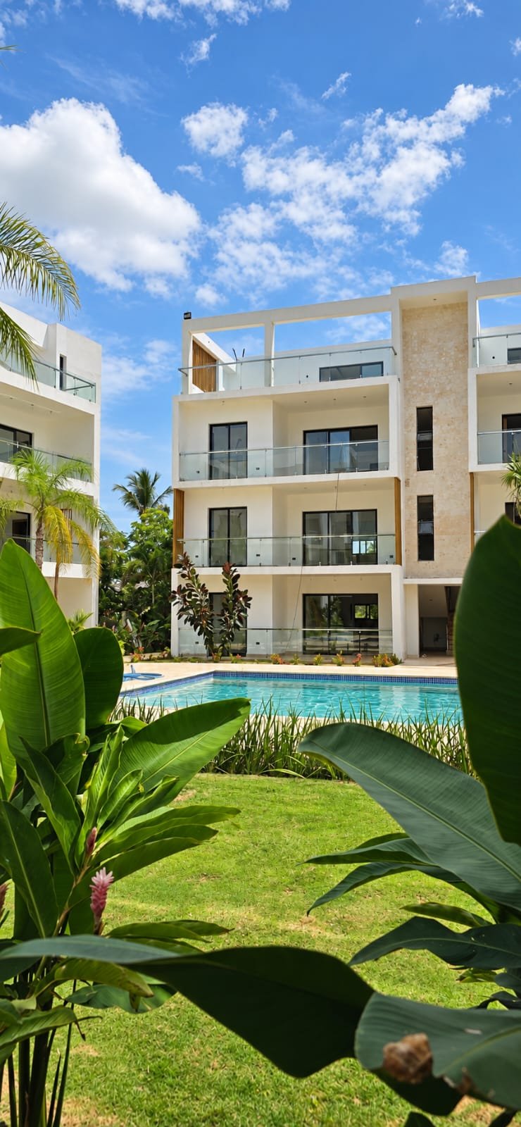Apartamento moderno con piscina y jardines tropicales