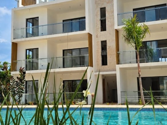 Edificio moderno con piscina y palmeras tropicales