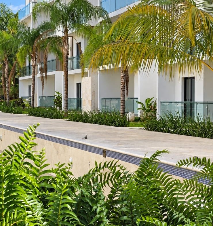Apartamentos modernos con palmeras y jardines tropicales
