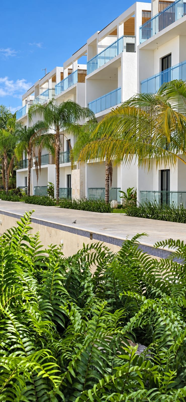 Apartamentos modernos con palmeras y jardines tropicales