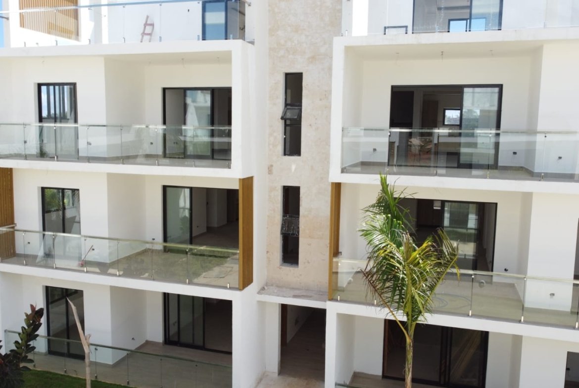 Fachada de apartamentos modernos con balcones de vidrio