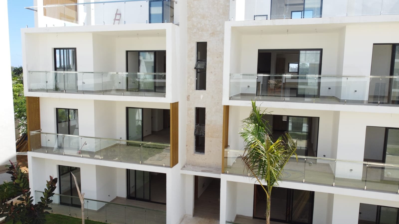 Fachada de apartamentos modernos con balcones de vidrio