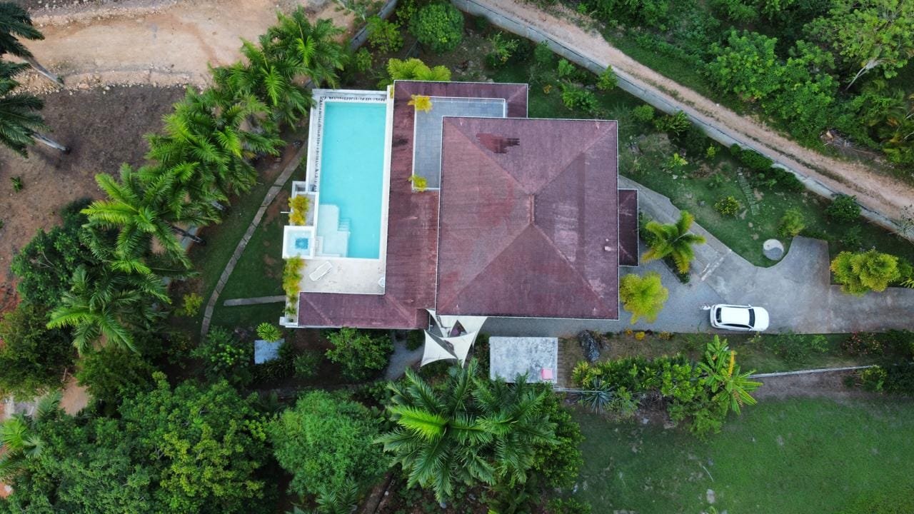 Villa en el Limon (1) Vista aérea de villa con piscina entre palmeras