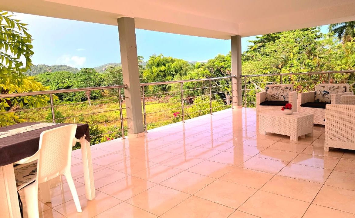Terraza cubierta con vistas a exuberante vegetación tropical