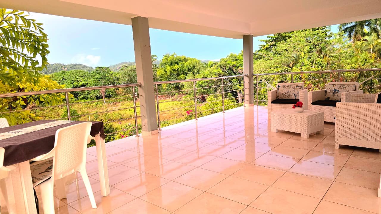 Villa en el Limon (18) Terraza cubierta con vistas a exuberante vegetación tropical