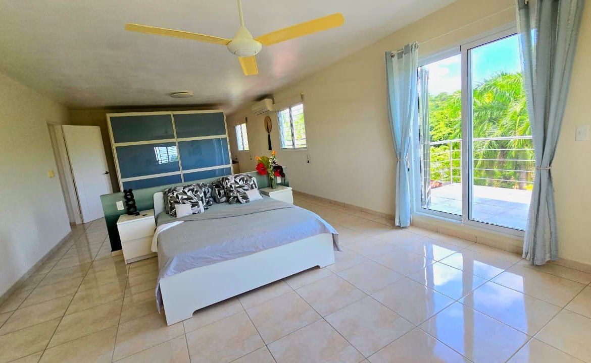 Dormitorio luminoso con cama doble y acceso a terraza