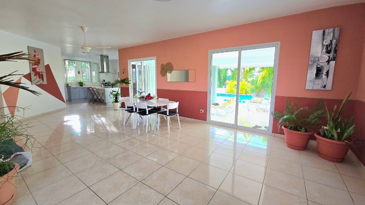 Villa en el limon (7) Salón comedor luminoso con acceso a piscina tropical