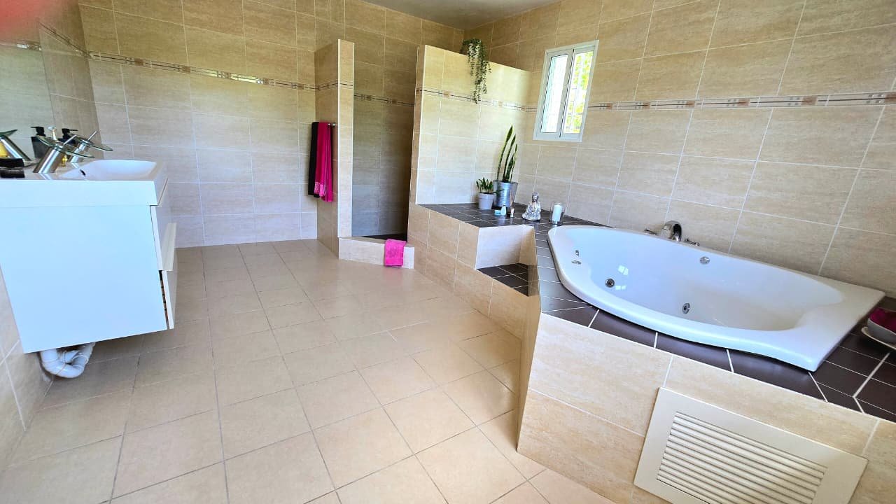 villa en el limon (11) Baño amplio con bañera de hidromasaje y ducha