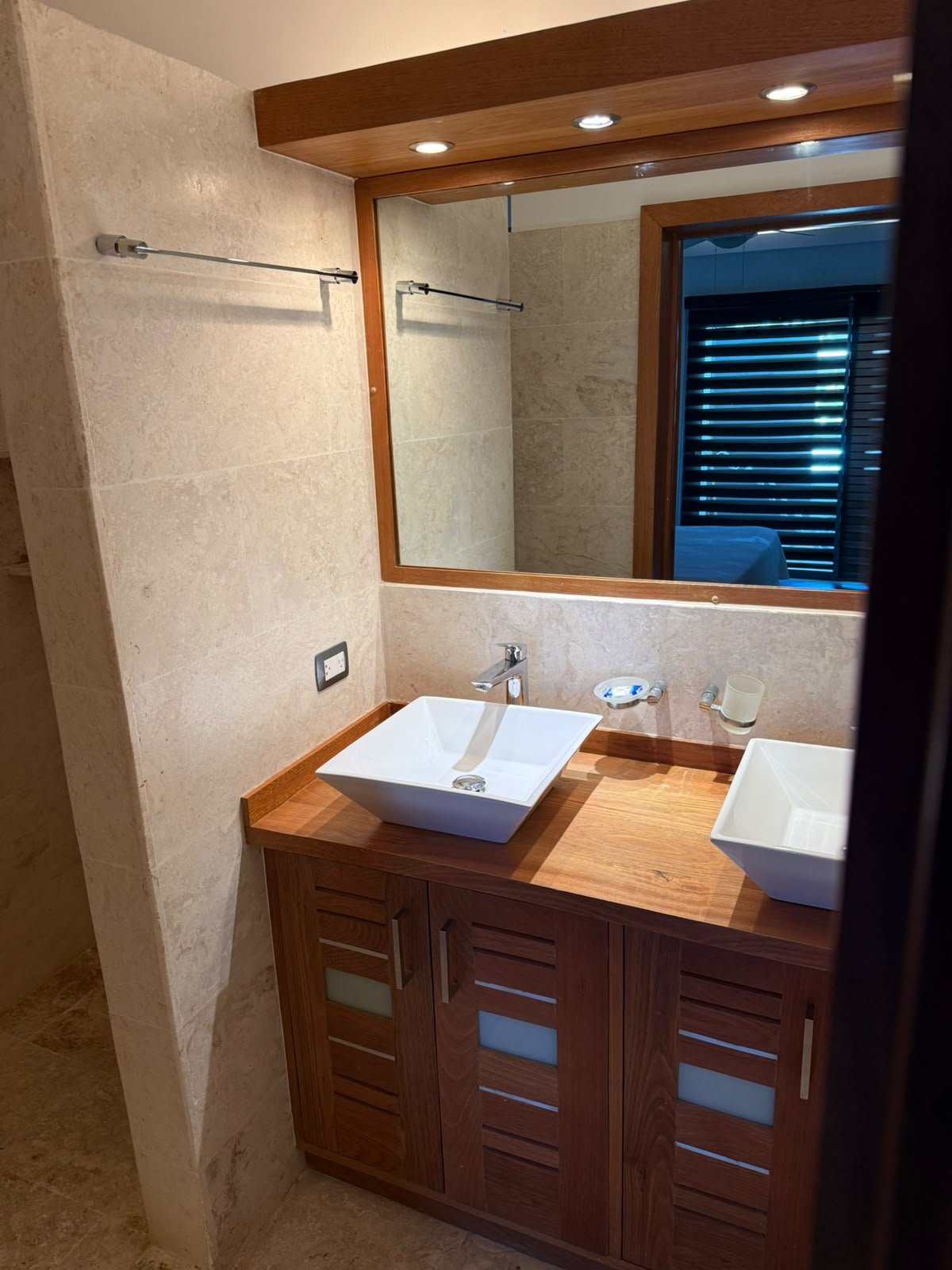 Apartamento Aligio (12) Baño moderno con lavabo blanco y mueble de madera