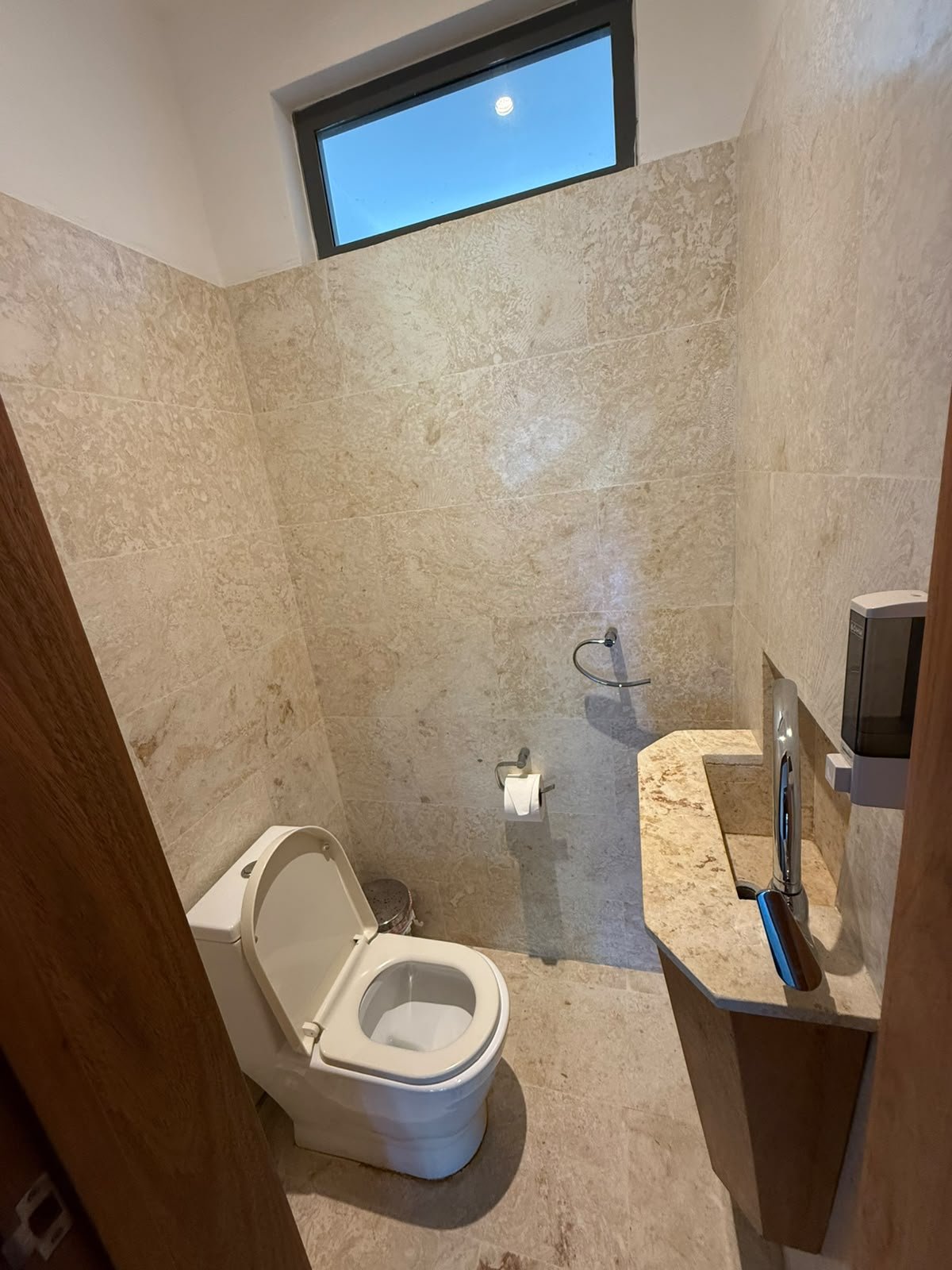 Apartamento Aligio (13) Aseo compacto con revestimiento de piedra y ventana alta