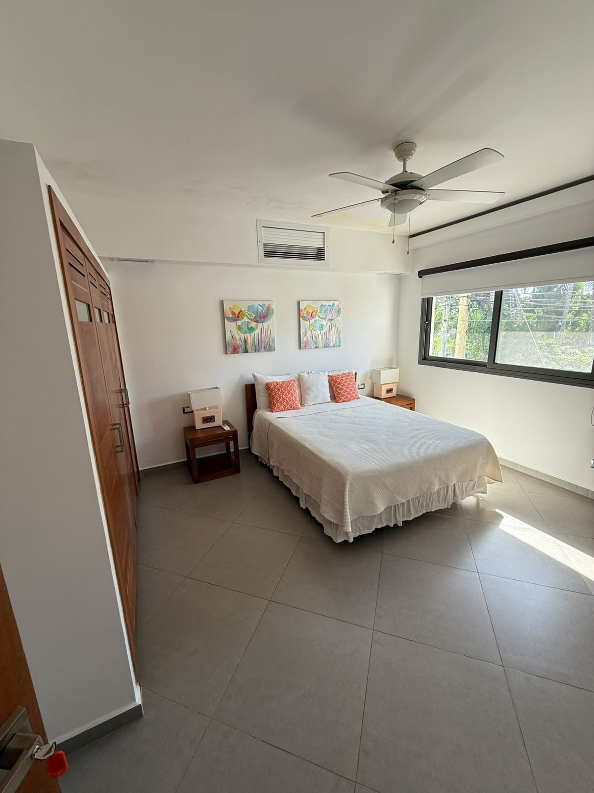 Apartamento Aligio (14) Dormitorio luminoso con cama doble, armario y gran ventana