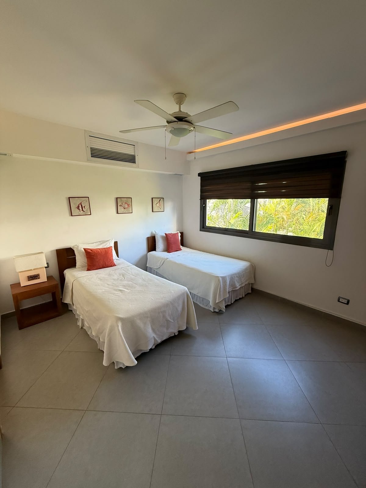 Apartamento Aligio (16) Dormitorio luminoso con dos camas individuales y ventana grande