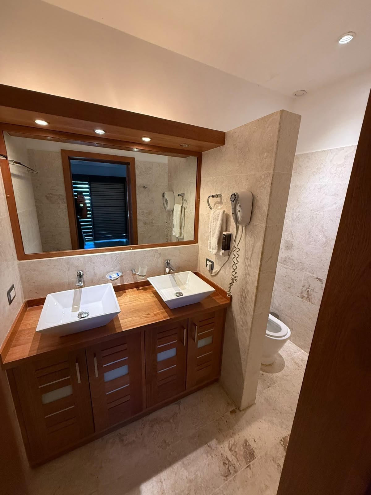 Apartamento Aligio (3) Baño elegante con doble lavabo y muebles de madera
