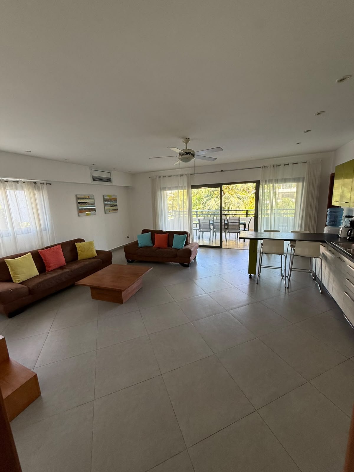Apartamento Aligio (4) Salón luminoso con cocina abierta y terraza