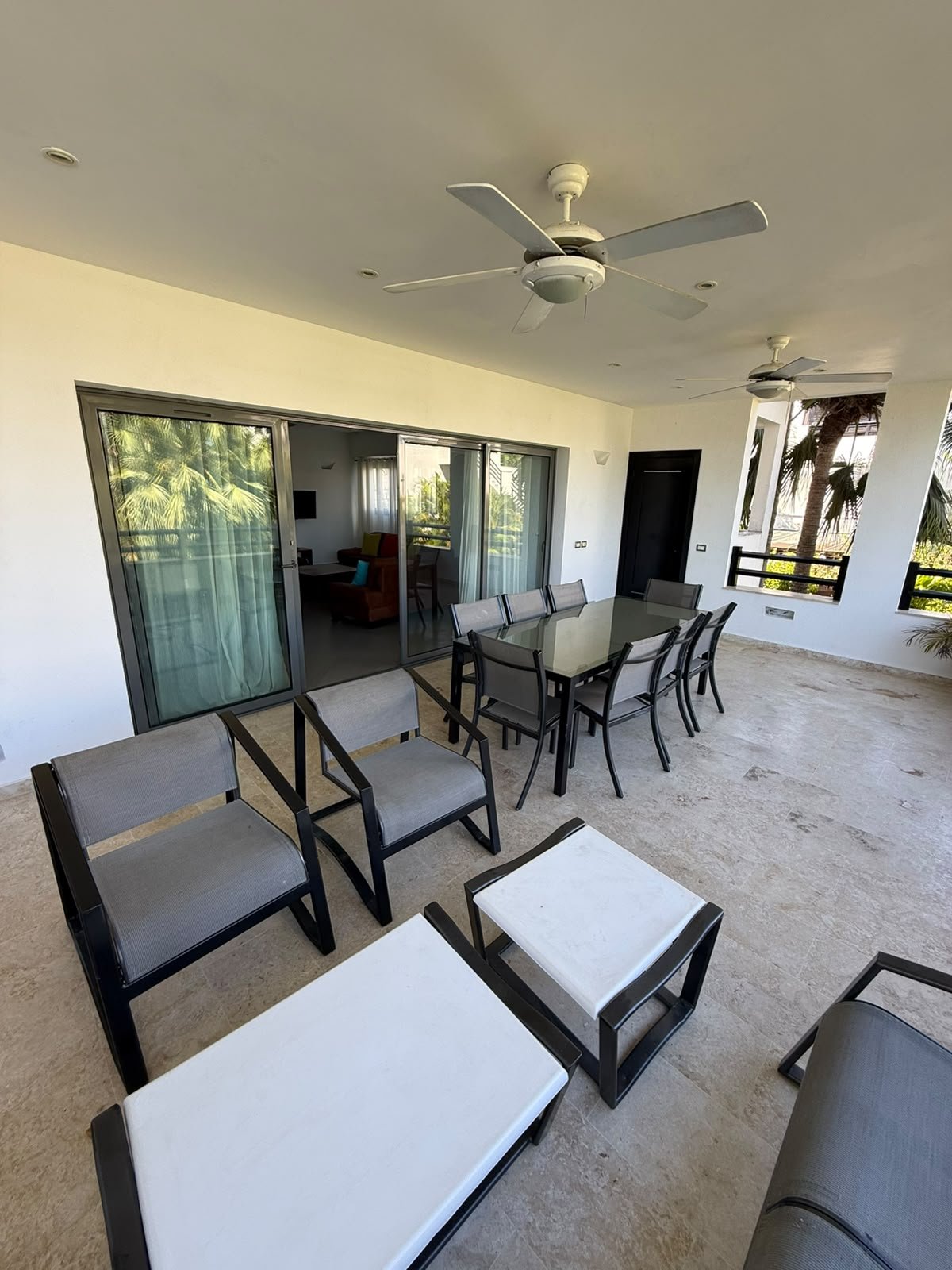 Apartamento Aligio (6) Terraza cubierta con comedor, ventiladores y vistas tropicales