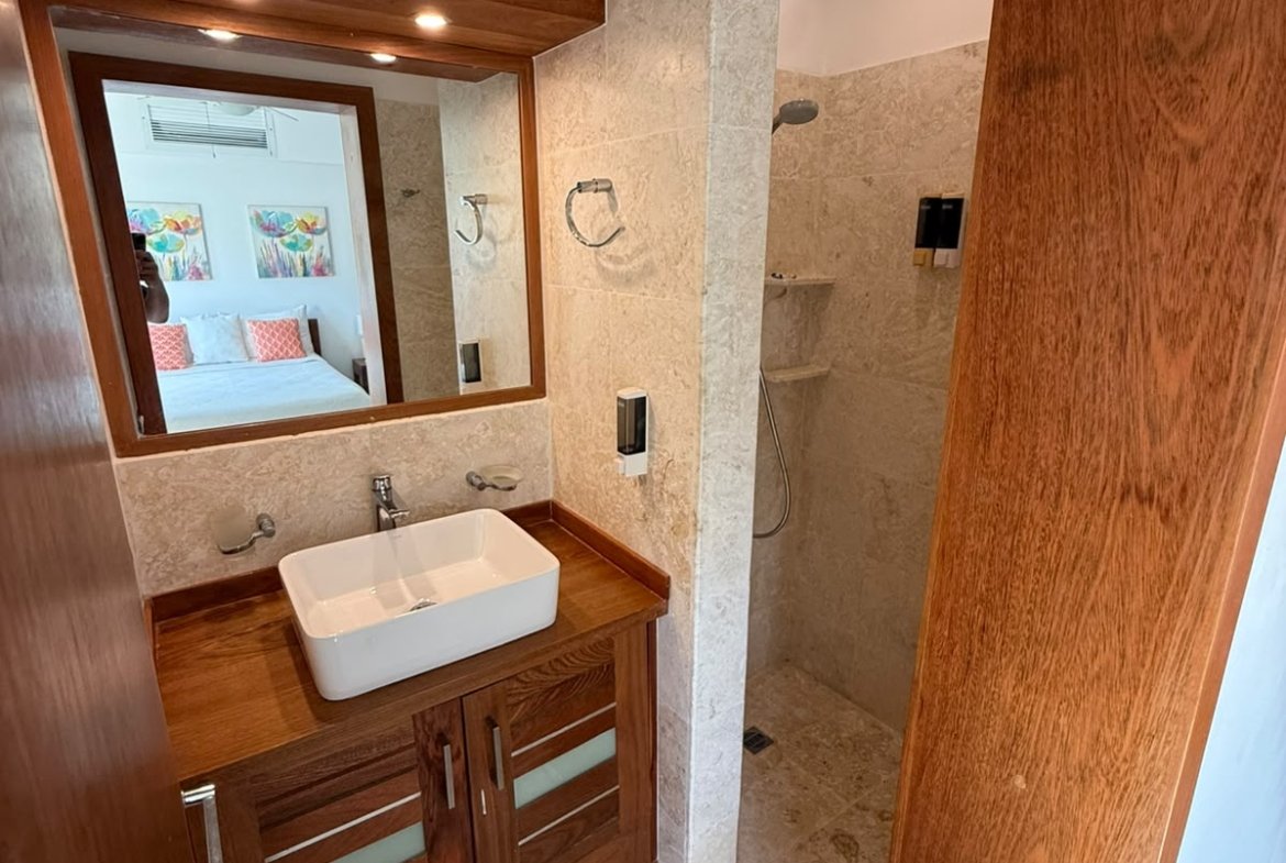 Baño moderno con lavabo sobre encimera y ducha
