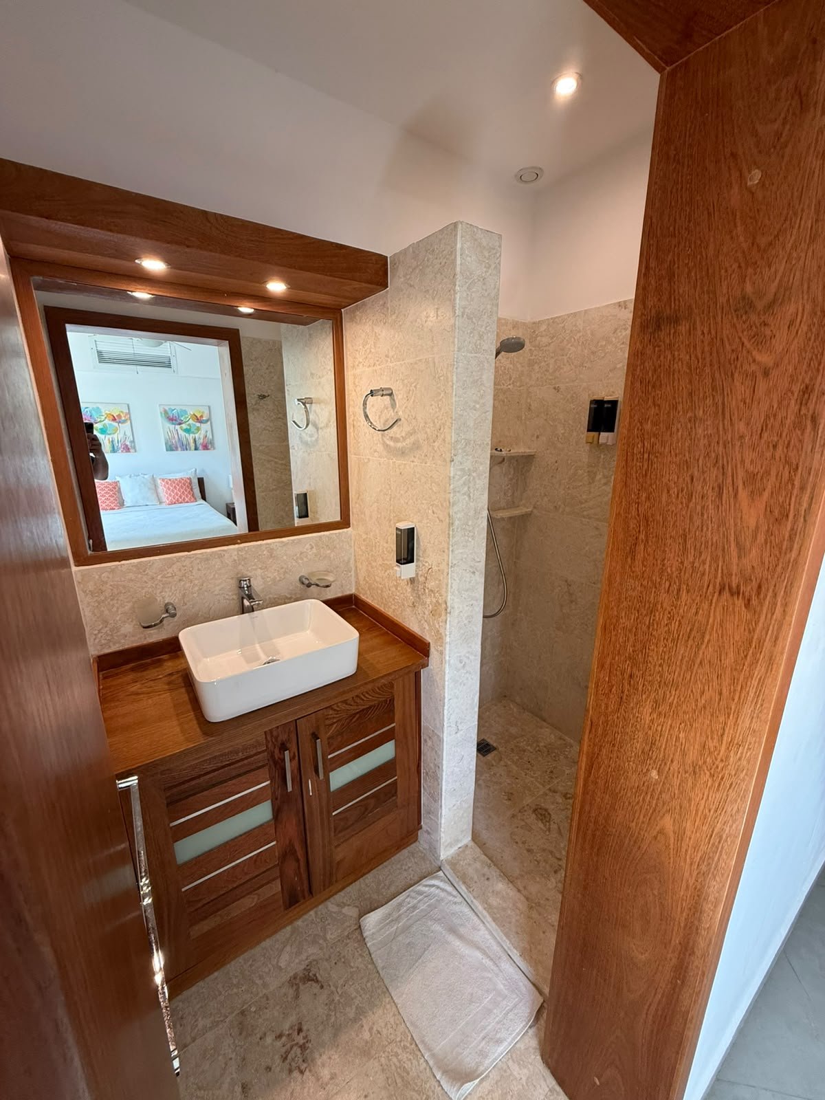 Apartamento Aligio (7) Baño moderno con lavabo sobre encimera y ducha