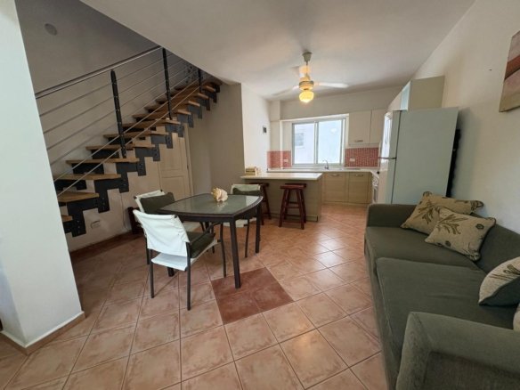 Séjour-salle à manger avec cuisine ouverte et escalier métallique